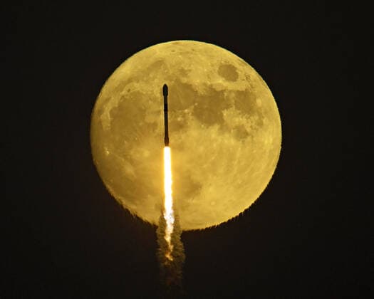 News Themen der Woche KW40 News Bilder des Tages A SpaceX Falcon 9 rocket transits a near full moon as it launches from Complex 40 at the Cape Canaveral Space Force Station, Florida on Saturday, October 8, 2022. On board are two Galaxy Communications Satellites for Intelsat. 1 CCP20221008001 JOExMARINO