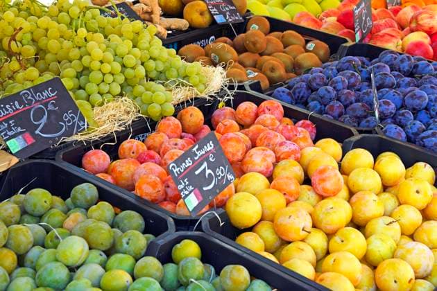  Frisches Obst und Gemüse, Markt auf dem Cours Saleya, Innenstadt, Nizza, Département Alpes-Maritimes, Region Provence-Alpes-Côte d Azur, Frankreich, Europa *** fresh Fruit and Vegetables, Market at the Cours Saleya, Downtown, Nice, Department Alpes maritime, Region Provence Alpes Côte D azure, France, Europe Copyright: imageBROKER/IngoxSchulz iblisb08642300.jpg