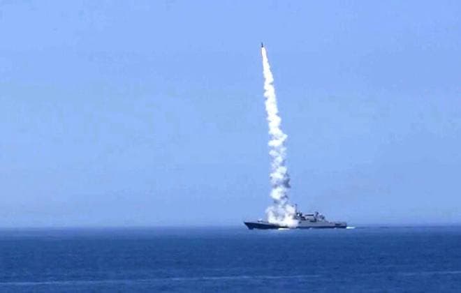 Ukraine-Krieg, Jahrestag der Invasion, Chronologie der Ereignisse, Archivbilder News Themen der Woche KW41 News Bilder des Tages Ukraine-Konflikt, russisches Kriegsschiff feuert Raketen Russia Ukraine Military Operation Missile Launch 8292644 10.10.2022 In this handout video grab released by the Russian Defence Ministry, a missile is launched from a Russian warship towards infrastructure in the course of Russia s military operation in Ukraine, at the unknown location. Editorial use only, no archive, no commercial use. Russian Defence Ministry Russia  Copyright: xx