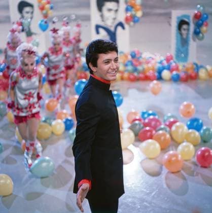 Rex Gildo, deutscher Schauspieler und Schlagersänger, bei einem Auftritt in einer Fernsehshow, Deutschland um 1964. Copyright: FredxLindinger Nur redaktionelle Nutzung. Editorial usage only. UnitedArchivesLIN_7601000003