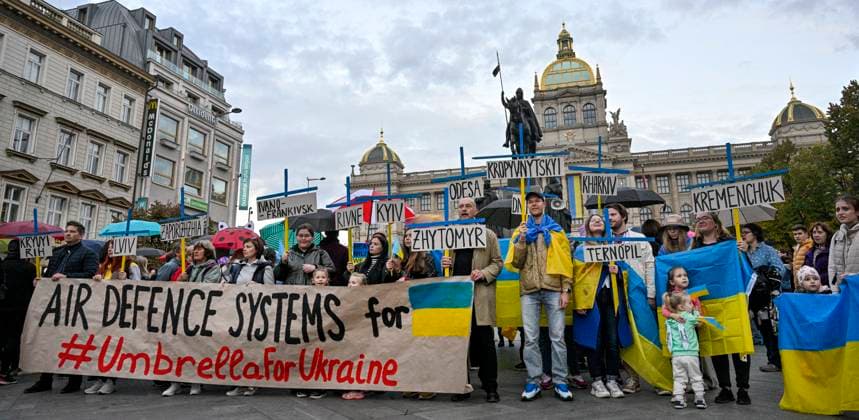 News Bilder des Tages Umbrella for Ukraine - protest against Russian bombing of Ukrainian cities at the Wenceslas Square in Prague, Czech Republic, October 10, 2022. (CTKxPhoto VitxSimanek) CTKPhotoP2022101007500  VIS 001