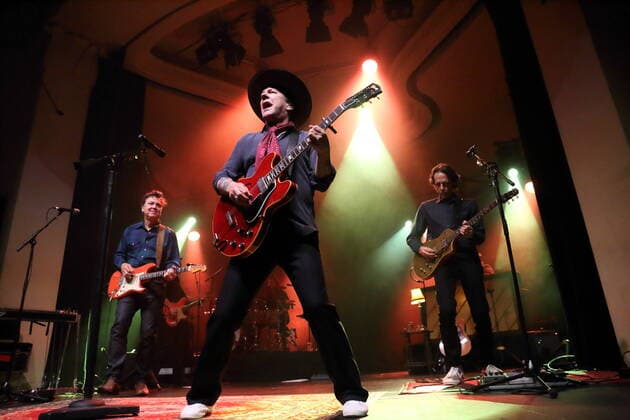 Bilder des Jahres 2022, Entertainment 10 Oktober Entertainment Themen der Woche KW41 Entertainment Bilder des Tages Kiefer Sutherland bei einem Konzert im Metropol in Berlin, 10. Oktober 2022. Kiefer Sutherland Konzert Berlin *** Kiefer Sutherland at a concert at the Metropol in Berlin, 10 October 2022 Kiefer Sutherland concert Berlin