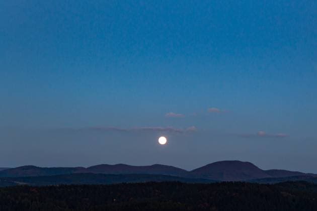 Autumn Season In Beskid Mountains Full moon is seen over the picturesque Beskid mountains near Krynica Zdroj, Poland on October 11, 2022. Krynica Zdroj maÅ‚opolskie Poland  Copyright: xDominikaxZarzyckax originalFilename: zarzycka-hikingpa221009_npUU9.jpg