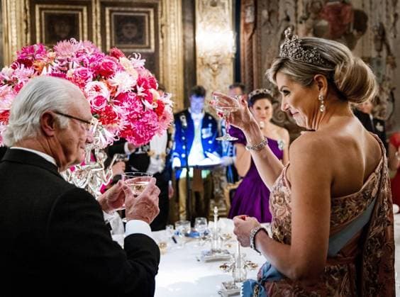 2022-10-11 21:50:52 STOCKHOLM - Queen Maxima toasts with King Carl XVI Gustaf during the state banquet in the royal palace during a three-day state visit from the Netherlands to Sweden. During the state banquet, both heads of state gave speeches. ANP POOL REMKO DE WAAL netherlands out - belgium out *** 2022 10 11 21 50 52 STOCKHOLM Queen Maxima toasts with King Carl XVI Gustaf during the state banquet in the royal palace during a three day state visit from the Netherlands to Sweden During the state banquet, both heads of state gave speeches ANP POOL REMKO DE WAAL netherlands out belgium out  Copyright: xx x456080480x originalFilename: 456080480.jpg