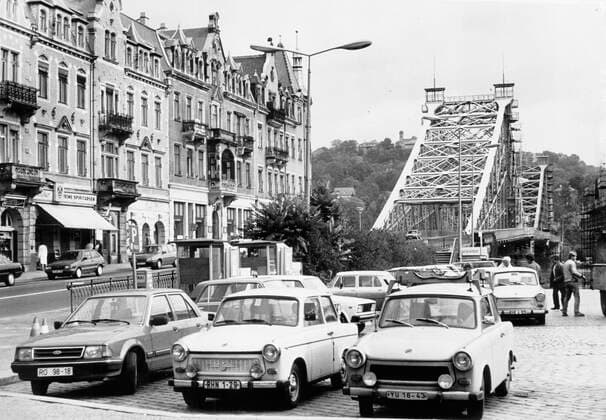 Dresden, historisch, Plätze, Straßen, Stadtteile, Wohngebiete: Schillerplatz, Blick vom Parkplatz zum Blauen Wunder, Autos (u. a. Trabant), Alltag, 20.09.1990. ! ACHTUNG Aufnahmedatum laut Beschriftung *** Dresden, historical, places, roads, districts, Residential areas Schiller Square, View from Car park to blue Wonder, Cars U a Trabant , Everyday, 20 09 1990 Attention Date of recording according to Lettering Copyright: xSZ WaltrautxKossackx