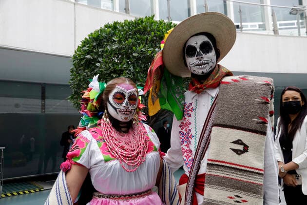 October 11, 2022, Mexico City, Mexico: People characterized as catrinas to promote Mexican Dia de Muertos visit the Senate of the Republic in Mexico City. on October 11, 2022 in Mexico City, Mexico. Mexico City Mexico - ZUMAe321 20221011_zia_e321_002 Copyright: xeyepixx
