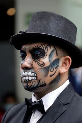 October 11, 2022, Mexico City, Mexico: People characterized as skulls to promote Mexican Dia de Muertos visit the Senate of the Republic in Mexico City. on October 11, 2022 in Mexico City, Mexico. Mexico City Mexico - ZUMAe321 20221011_zia_e321_008 Copyright: xeyepixx