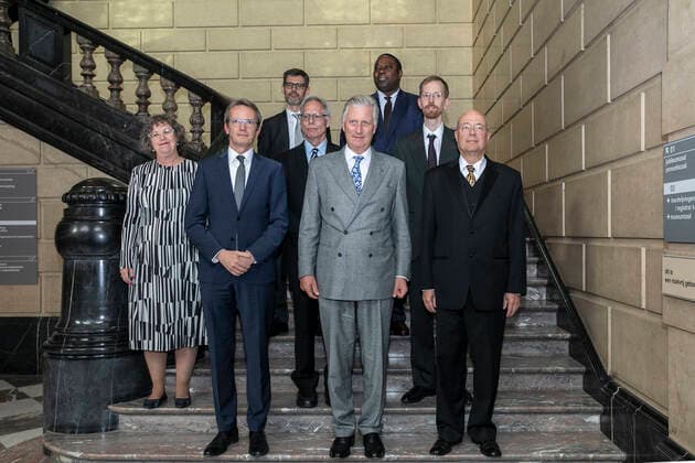 Entertainment Bilder des Tages King Philippe - Filip of Belgium poses for a group picture with the laureates, during the award ceremony for the Rousseeuw Prize for Statistics biennial award, awarded by the King Baudouin Boudewijn founfation, at the KU Leuven university in Leuven, on Wednesday 12 October 2022.  HATIMxKAGHAT 46950669