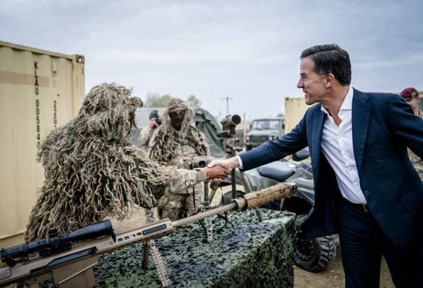 2022-10-12 17:30:39 CINCU - Prime Minister Mark Rutte, is given a tour by Dutch soldiers, at a military base where Dutch troops are stationed, during a visit to Romania. The prime minister discusses, among other things, military cooperation between the Netherlands and Romania. ANP BART MAAT netherlands out - belgium out *** 2022 10 12 17 30 39 CINCU Prime Minister Mark Rutte, is given a tour by Dutch soldiers, at a military base where Dutch troops are stationed, during a visit to Romania The prime minister discusses, among other things, military cooperation between the Netherlands and Romania ANP BART MAAT netherlands out belgium out  Copyright: xx x456113973x originalFilename: 456113973.jpg