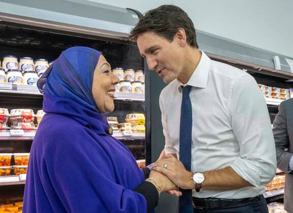 October 12, 2022, Pickering, ON, CANADA: Prime Minister Justin Trudeau greets a patron at Memon Supermarket in Pickering, Ont. on Wednesday, October 12, 2022. Pickering CANADA  - ZUMAc35_ 20221012_zaf_c35_020 Copyright: xFrankxGunnx