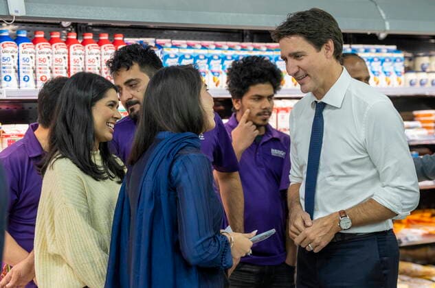 October 12, 2022, Pickering, ON, CANADA: Prime Minister Justin Trudeau greets patrons at Memon Supermarket in Pickering, Ont. on Wednesday, October 12, 2022 Pickering CANADA  - ZUMAc35_ 20221012_zaf_c35_024 Copyright: xFrankxGunnx