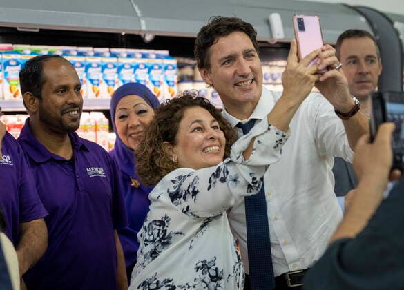 October 12, 2022, Pickering, ON, CANADA: Prime Minister Justin Trudeau poses for photos with patrons and staff during a tour of Memon Supermarket in Pickering, Ont. on Wednesday, October 12, 2022. Pickering CANADA  - ZUMAc35_ 20221012_zaf_c35_038 Copyright: xFrankxGunnx