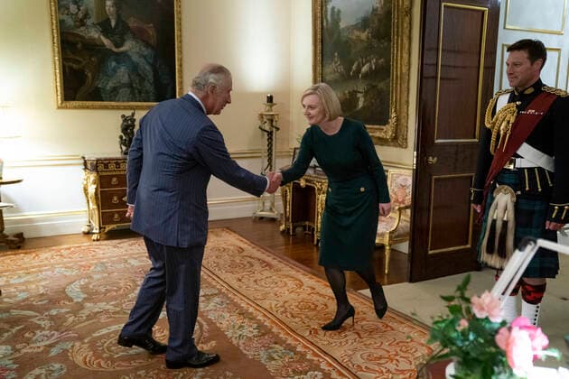 News Themen der Woche KW41 News Bilder des Tages . 12 10 2022. London, United Kingdom. King Charles III greets UK Prime Minister Liz Truss during their weekly audience at Buckingham Palace in London.  xPoolx xi-Imagesx IIM-23836-0001