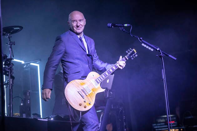 Entertainment Themen der Woche KW41 Entertainment Bilder des Tages Der schottische Musiker Midge Ure ist aktuell auf Voice and Vision Tour durch Europa. Am 12. Oktober 2022 machte er Halt im Haus Leipzig. Mit dabei hatte er Hits von Ultravox und Solo. Ure wurde bekannt mit Visage, Do The Know its Christmas, Band Aid und Live Aid. *** The Scottish musician Midge Ure is currently on Voice and Vision Tour through Europe On October 12, 2022 he stopped at Haus Leipzig With him he had hits from Ultravox and Solo Ure was known with Visage, Do The Know its Christmas, Band Aid and Live Aid