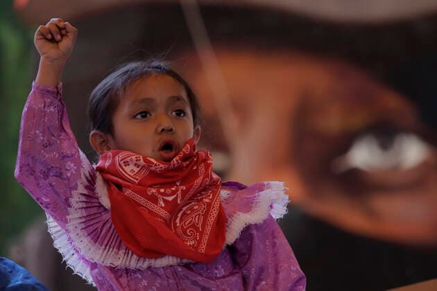 News Bilder des Tages 530 Years Of Resistance By Indigenous Peoples And Communities To The Arrival Of Europeans In The Americas A girl from the Otomi indigenous community raises her fist during the Global Forum and Action against militarisation in Mexico and the 530 years of resistance of indigenous peoples and communities to the arrival of Europeans in America, an event held at the Casa de los Pueblos y Comunidades Indigenas in Mexico City. Mexico City Mexico  Copyright: xGerardoxVieyrax originalFilename: vieyra-notitle221012_npWy7.jpg