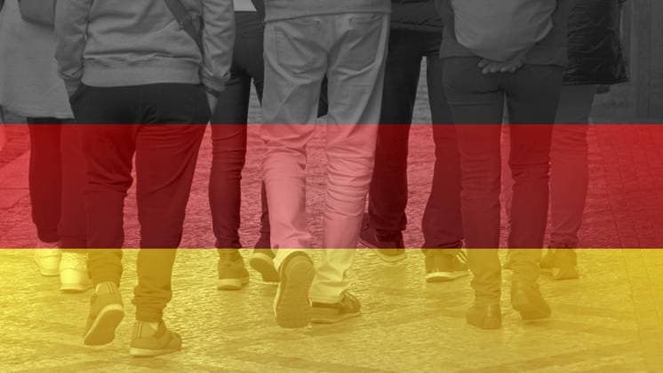 Deutsche Gesellschaft - Menschen laufen in der Stadt und Deutschland-Fahne Symbolbild zum Thema Gesellschaft, Demografie, Strukturwandel etc. in Deutschland *** German society people walking in the city and Germany flag symbol image about society, demography, structural change etc in Germany