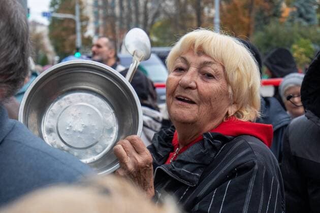 News Themen der Woche KW41 Moldova Protest 8294403 13.10.2022 A supporter of the Sor political party attends a protest rally in Chisinau, Moldova. Mass protests organized by Moldova s euro-skeptic party Sor are taking place in Chisinau to call for resignation of the country s political leadership and snap parliamentary and presidential elections. Rodion Proca Sputnik Chisinau Moldova  Copyright: xRodionxProcax