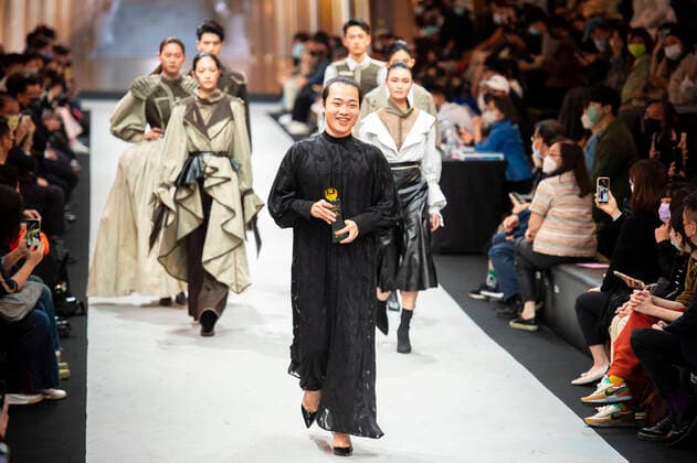 Bilder des Jahres 2022, Entertainment 10 Oktober Entertainment Themen der Woche KW41 October 13, 2022, Taipei, Taipei, Taiwan, China, Republic of China: Hu Jun Cheng holds the first prize when the models present winning collection Century of sword during Fashion Week Designer Award Ceremony in Taipei, Taiwan on 13 10 2022 by Taipei Taiwan, China, Republic of China - ZUMAw80_ 20221013_zaf_w80_004 Copyright: xWiktorxDabkowskix