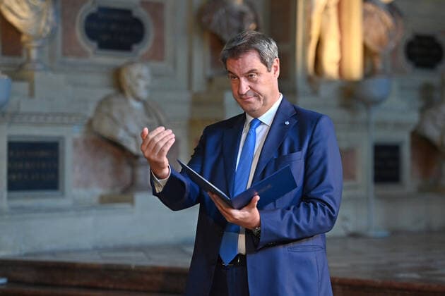 Markus SOEDER Ministerpraesident Bavaria and CSU chairman, beckons, gestures, single image, cropped single subject, half figure, half figure award Bavarian Order of Merit in the Antiquarium of the Munich Residence on 13 10 2022