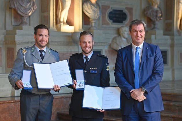 Tobias WENDL and Tobias ARLT toboggan Olympic champion double seater receive from Markus SOEDER Prime Minister of Bavaria and CSU Chairman the Bavarian Order of Merit Award Bavarian Order of Merit in the Antiquarium of the Munich Residence on 13 10 2022