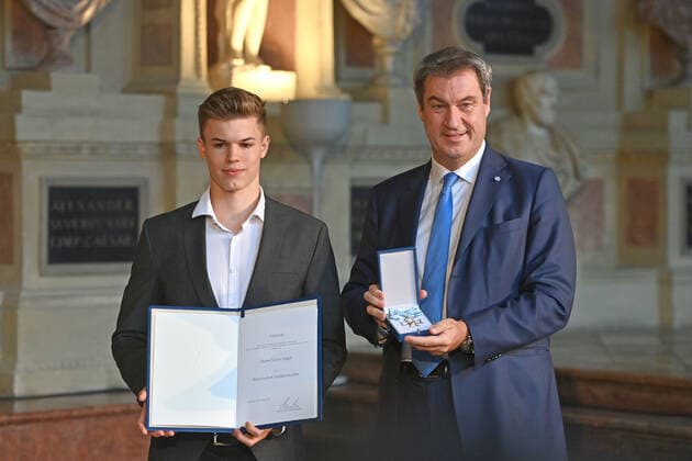 Taliso ENGEL Paraschwimmer receives the Bavarian Order of Merit from Markus SOEDER Prime Minister of Bavaria and CSU Chairman Award of the Bavarian Order of Merit in the Antiquarium of the Munich Residence on 13 10 2022