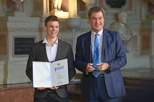 Taliso ENGEL Paraschwimmer receives the Bavarian Order of Merit and the Bavarian Sports Award from Markus SOEDER Prime Minister of Bavaria and CSU Chairman Award of the Bavarian Order of Merit in the Antiquarium of the Munich Residence on 13 10 2022
