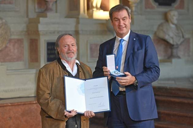 Fredl FESL Musician receives the Bavarian Order of Merit from Markus SOEDER Prime Minister of Bavaria and CSU Chairman Award of the Bavarian Order of Merit in the Antiquarium of the Munich Residence on 13 10 2022
