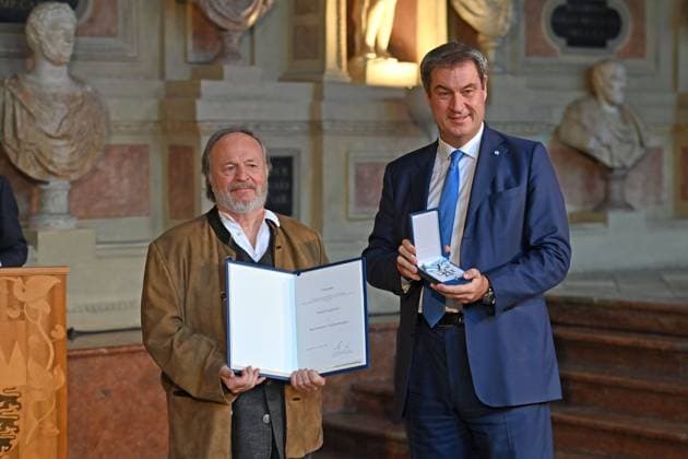 Fredl FESL Musician receives the Bavarian Order of Merit from Markus SOEDER Prime Minister of Bavaria and CSU Chairman Award of the Bavarian Order of Merit in the Antiquarium of the Munich Residence on 13 10 2022