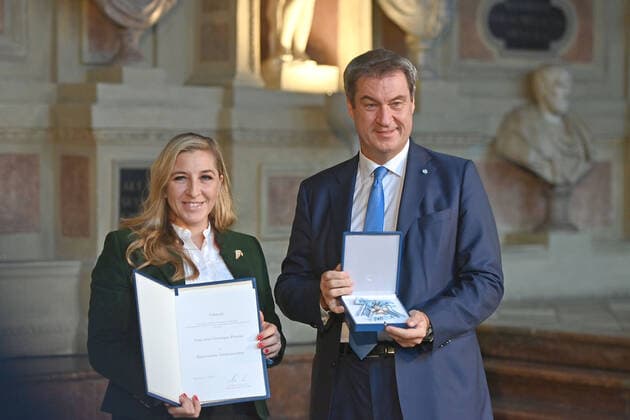 Anni Friesinger Postma Ex speed skater receives from Markus SOEDER State Premier of Bavaria and CSU Chairman the Bavarian Order of Merit Award Bavarian Order of Merit in the Antiquarium of the Munich Residence on 13 10 2022