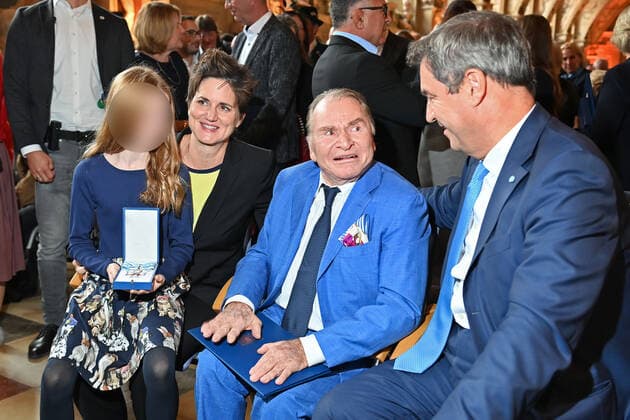 f r Markus SOEDER Ministerpraesident Bavaria and CSU chairman, Fritz WEPPER actor, wife Susanne Kellermann and daughter Filippa award Bavarian Order of Merit in the Antiquarium of the Munich Residence on 13 10 2022