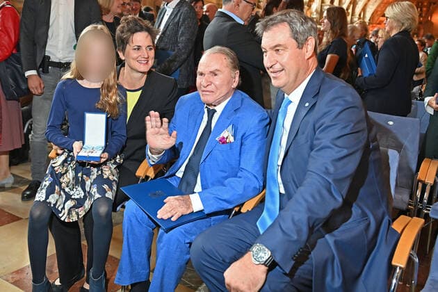 f r Markus SOEDER Ministerpraesident Bavaria and CSU chairman, Fritz WEPPER actor, wife Susanne Kellermann and daughter Filippa award Bavarian Order of Merit in the Antiquarium of the Munich Residence on 13 10 2022