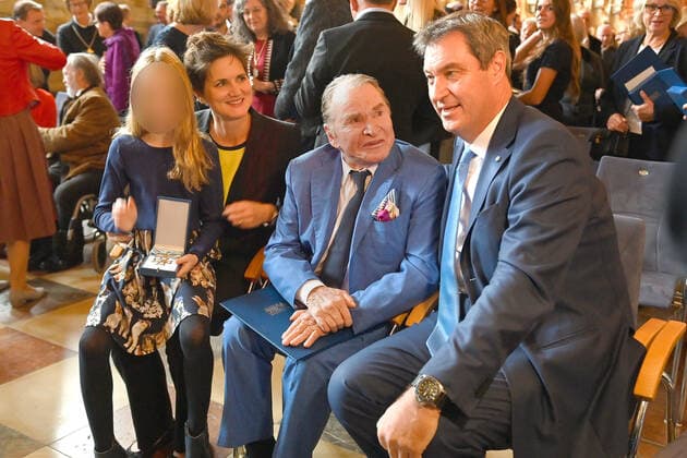 f r Markus SOEDER Ministerpraesident Bavaria and CSU chairman, Fritz WEPPER actor, wife Susanne Kellermann and daughter Filippa award Bavarian Order of Merit in the Antiquarium of the Munich Residence on 13 10 2022