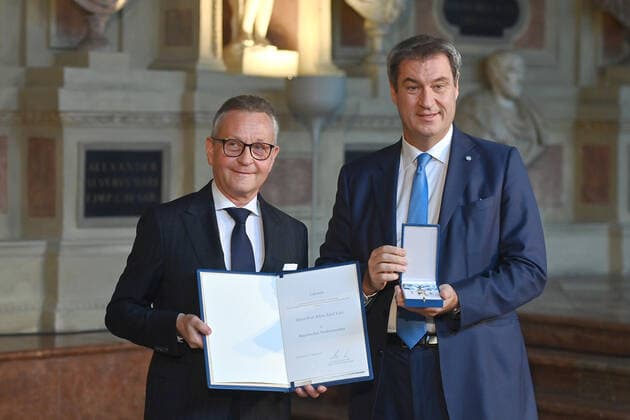 Prof. Klaus Jodef LUTZ receives the Bavarian Order of Merit from Markus SOEDER State Premier of Bavaria and Chairman of the CSU Bavarian Order of Merit in the Antiquarium of the Munich Residence on 13 10 2022