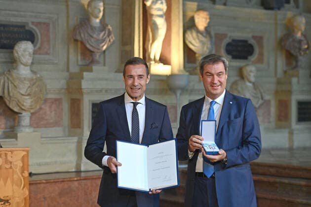 Kai PFLAUME Moderator receives the Bavarian Order of Merit from Markus SOEDER State Premier of Bavaria and CSU Chairman Award of the Bavarian Order of Merit in the Antiquarium of the Munich Residence on 13 10 2022