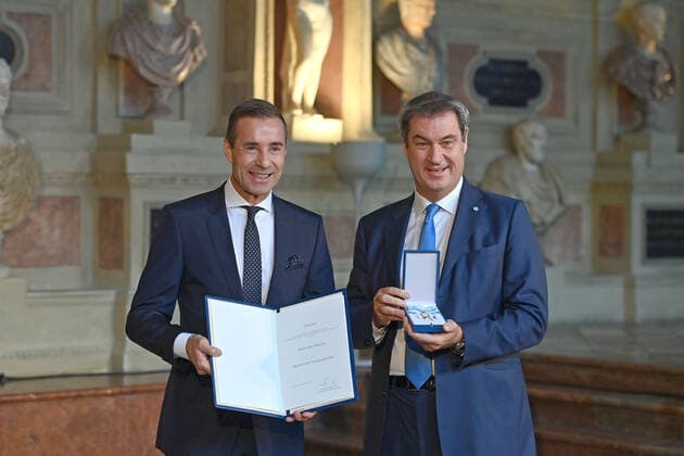 Kai PFLAUME Moderator receives the Bavarian Order of Merit from Markus SOEDER State Premier of Bavaria and CSU Chairman Award of the Bavarian Order of Merit in the Antiquarium of the Munich Residence on 13 10 2022