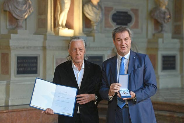 Charles SCHUMANN bartender and restaurateur receives the Bavarian Order of Merit from Markus SOEDER Prime Minister of Bavaria and CSU Chairman Award of the Bavarian Order of Merit in the Antiquarium of the Munich Residence on 13 10 2022