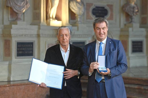 Charles SCHUMANN bartender and restaurateur receives the Bavarian Order of Merit from Markus SOEDER Prime Minister of Bavaria and CSU Chairman Award of the Bavarian Order of Merit in the Antiquarium of the Munich Residence on 13 10 2022