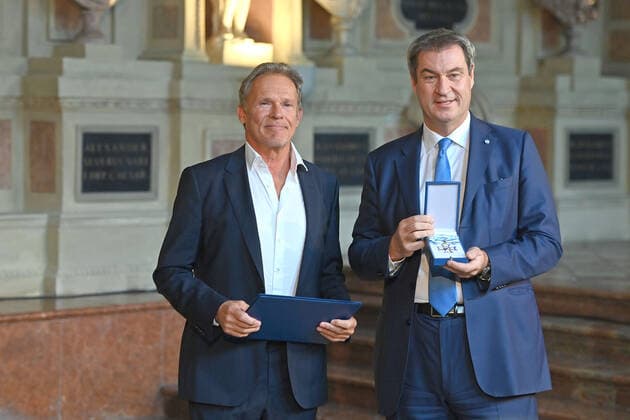 Christian TRAMITZ Actor receives from Markus SOEDER Prime Minister of Bavaria and CSU Chairman the Bavarian Order of Merit Award Bavarian Order of Merit in the Antiquarium of the Munich Residence on 13 10 2022