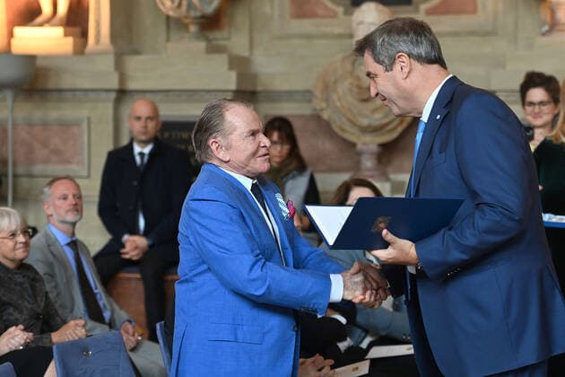 Fritz WEPPER Actor receives the Bavarian Order of Merit from Markus SOEDER Prime Minister of Bavaria and CSU Chairman Award of the Bavarian Order of Merit in the Antiquarium of the Munich Residence on 13 10 2022