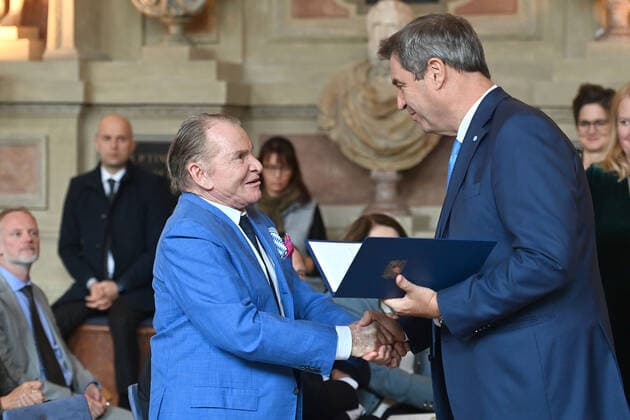 Fritz WEPPER Actor receives the Bavarian Order of Merit from Markus SOEDER Prime Minister of Bavaria and CSU Chairman Award of the Bavarian Order of Merit in the Antiquarium of the Munich Residence on 13 10 2022