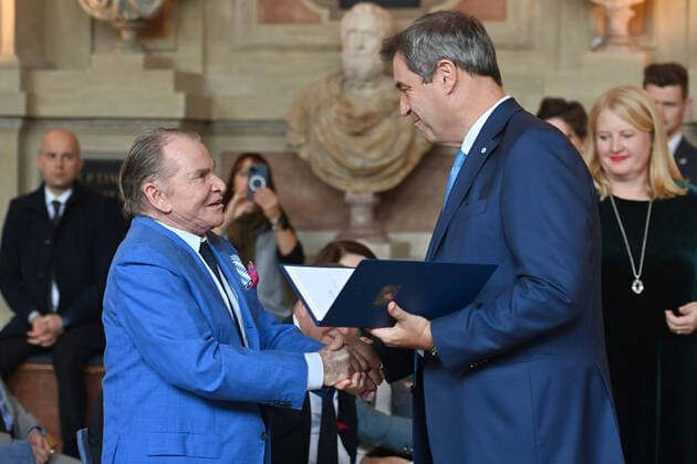 Fritz WEPPER Actor receives the Bavarian Order of Merit from Markus SOEDER Prime Minister of Bavaria and CSU Chairman Award of the Bavarian Order of Merit in the Antiquarium of the Munich Residence on 13 10 2022