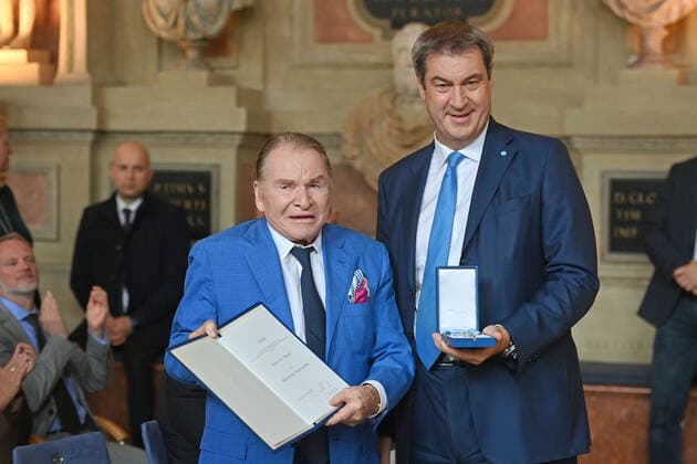 Fritz WEPPER Actor receives the Bavarian Order of Merit from Markus SOEDER Prime Minister of Bavaria and CSU Chairman Award of the Bavarian Order of Merit in the Antiquarium of the Munich Residence on 13 10 2022