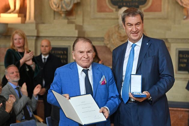 Fritz WEPPER Actor receives the Bavarian Order of Merit from Markus SOEDER Prime Minister of Bavaria and CSU Chairman Award of the Bavarian Order of Merit in the Antiquarium of the Munich Residence on 13 10 2022