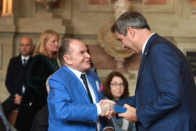 Fritz WEPPER Actor receives the Bavarian Order of Merit from Markus SOEDER Prime Minister of Bavaria and CSU Chairman Award of the Bavarian Order of Merit in the Antiquarium of the Munich Residence on 13 10 2022