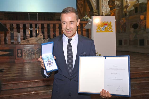 Kai PFLAUME Modertaor with the Bavarian Order of Merit single image, cropped single image, half figure, half figure award Bavarian Order of Merit in the Antiquarium of the Munich Residence on 13 10 2022