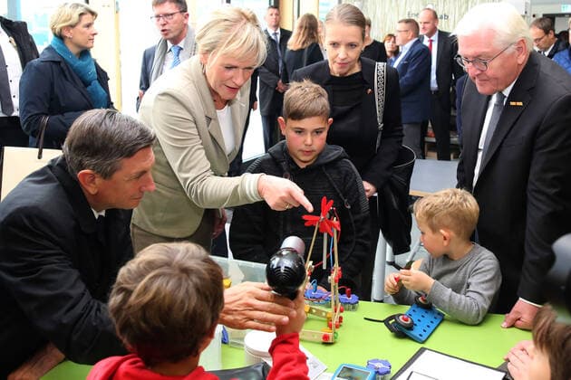 Der Bundespräsident der Bunderepublik Deutschland Frank-Walter Steinmeier weilt am Donnerstag (13.10.2022) im Rahmen seiner Reise durch Bunderepublik unter dem Motto Ortszeit Deutschland in der Residenzstadt Neustrelitz (Mecklenburgische Seenplatte). Dort begrüßt er u.a. auf dem Marktplatz den Präsidenten der Republik Slowenien, Borut Pahor, mit militärischen Ehren. Dazu besucht er am Nachmittag das örtliche Biomasse-Heizkraftwerk. Außerdem macht er einen Rundgang durch das Landeszentrum für erneuerbare Energien. Außerdem führt er Gespräche mit Vertreterinnen und Vertretern des Mittelstands zu aktuellen Fragen und Maßnahmen der Energieversorgung auf kommunaler Ebene. Die Stadt ist geprägt von der Kultur dem Tourismus und einer