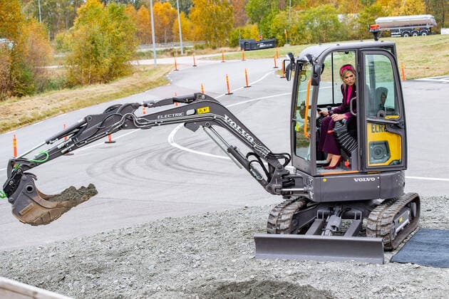 Bilder des Jahres 2022, Entertainment 10 Oktober Entertainment Themen der Woche KW41 Entertainment Bilder des Tages 13-10-2022 Sweden Queen Maxima in an electric excavator while visiting the Volvo Trucks Experience Cente on the last day of the 3 day statevisit to Gothenburg (Goteborg), Sweden. Â  Copyright: xPPEx