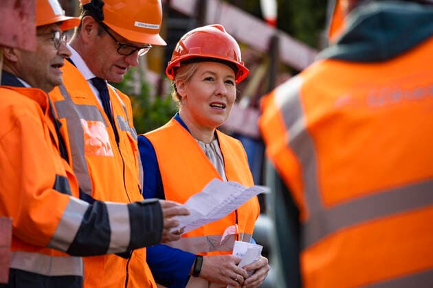 Bilder des Jahres 2022, News 10 Oktober News Themen der Woche KW41 Die Regierende Buergermeisterin Franziska Giffey (C)waehrend der Taufe der Tunnelvortriebsmaschine für den Ersatzbau der Kabeldiagonale in Berlin am 13. Oktober 2022. Taufe der Tunnelvortriebsmaschine für den Ersatzbau der Kabeldiagonale Berlin *** Governing Mayor Franziska Giffey C during the christening of the tunnel boring machine for the replacement construction of the cable diagonal in Berlin on 13 October 2022 christening of the tunnel boring machine for the replacement construction of the cable diagonal Berlin