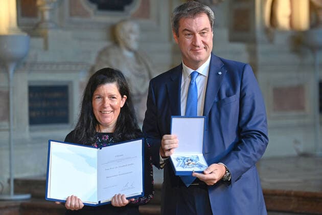 Prof Dr Elisabeth ANDRE receives the Bavarian Order of Merit from Markus SOEDER Prime Minister of Bavaria and Chairman of the CSU Award of the Bavarian Order of Merit in the Antiquarium of the Munich Residence on 13 10 2022