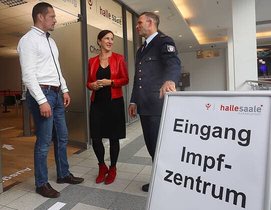 News Themen der Woche KW41 13.10.2022 Sachsen Anhalt Sachsen-Anhalt Halle Saale Einrichtung des erten Impfzentrums der Stadt Halle vor dem Winterbeginn Coronaimpfung Covid19 Covid 19 Virus impfen Impfung Schutzimpfung Pandemie Foto : Tobias Teschner Sicherheitschef Halle , Brandoberinspektor Daniel Schöppe (der mit Uniform) und Amtsärztin Christine Gröger. *** 13 10 2022 Saxony Anhalt Saxony Anhalt Halle Saale establishment of the first vaccination center of the city of Halle before the onset of winter Corona vaccination Covid19 Covid 19 virus vaccinate vaccination protective vaccination pandemic photo Tobias Teschner head of security Halle , Fire Chief Inspector Daniel Schöppe the with uniform and public health officer Christine Gröger